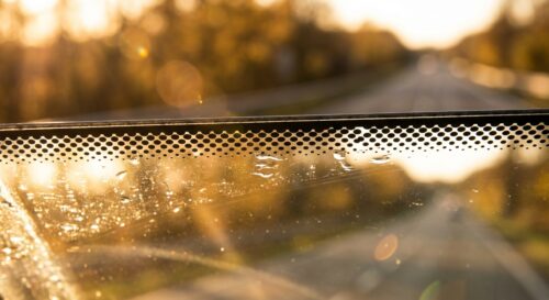 scopri il vero scopo di quei misteriosi puntini neri sul parabrezza delle auto e perché sono indispensabili per la sicurezza e la visibilità alla guida.