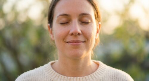 scopri come parlare dolcemente a te stesso può calmare il sistema nervoso, secondo gli esperti di psicologia, e migliorare il benessere emotivo.